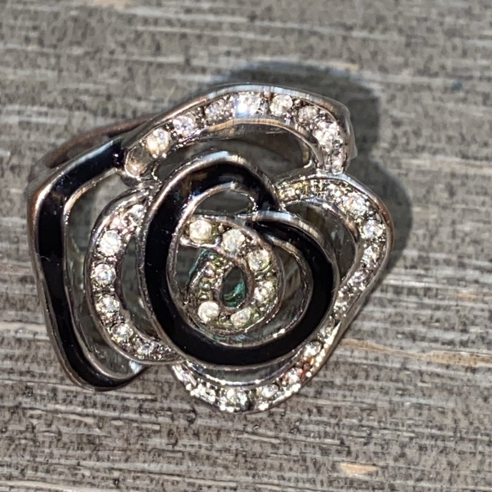 5/$10❤️❤️❤️Vintage 90s Rhinestoned & Black Enamel Ring Size 8